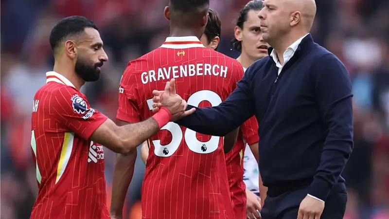 مدرب ليفربول يشيد بـ محمد صلاح عقب قرارا رحيله 