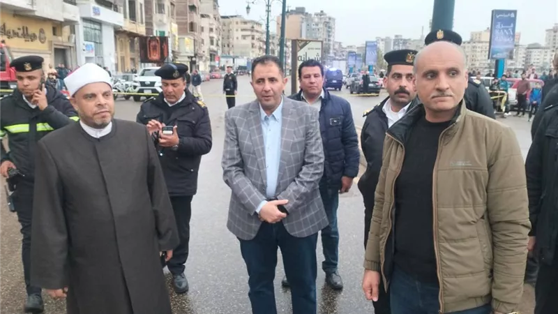 محافظ دمياط يعاين ميدانيًا موقع ميل هلال مأذنة مسجد البحر 