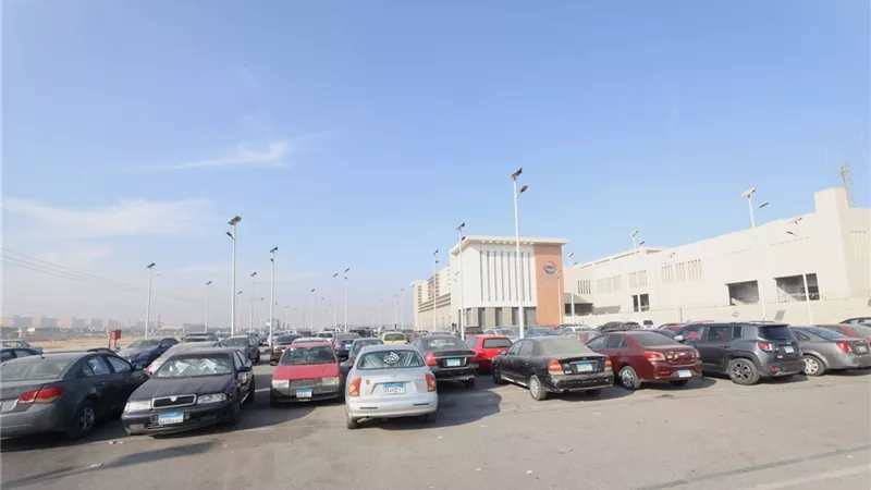 إقبال كبير وساحات انتظار.. «النقل» تعدد فوائد القطار الكهربائي الخفيف|صور