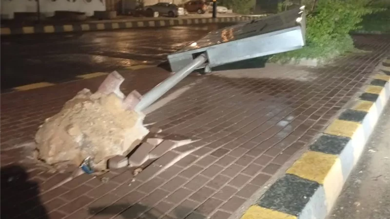 تقلبات جوية عنيفة بالمنيا وخسائر مادية وسقوط أشجار ولوحات إعلانية 
