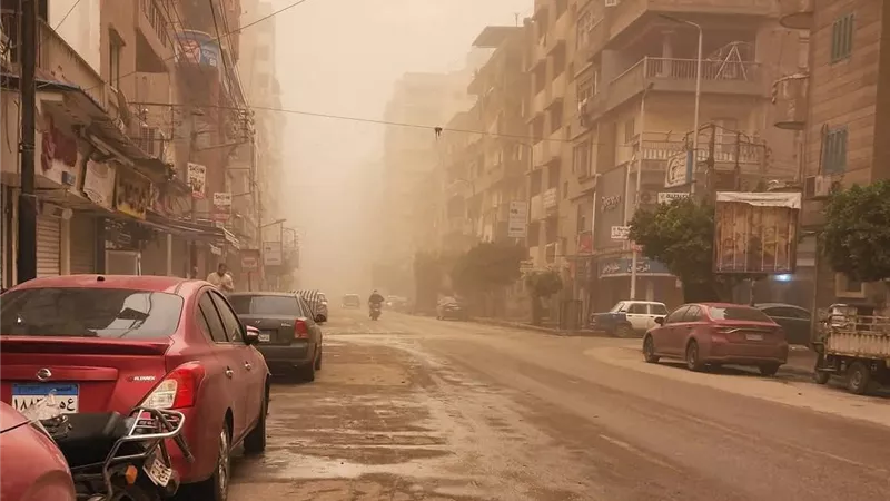 طقس متقلب بين دفء النهار وبرودة الليل وسط أجواء مليئة بالتراب بالغربية 