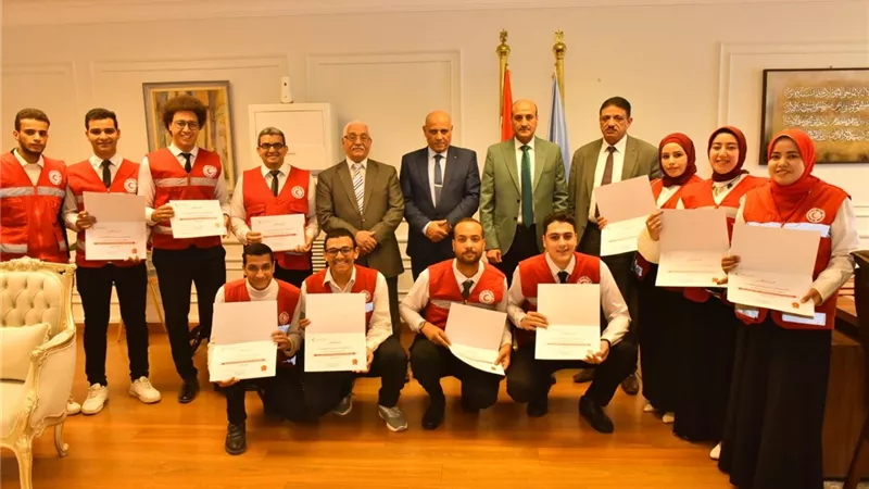 محافظ أسيوط يكرم متطوعي الهلال الأحمر تقديراً لجهودهم في دعم العمل الإنسان