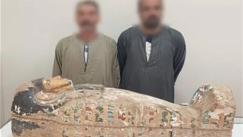 يعود للعصر الروماني.. كواليس ضبط تابوت أثري كامل بحوزة مهربين بسوهاج