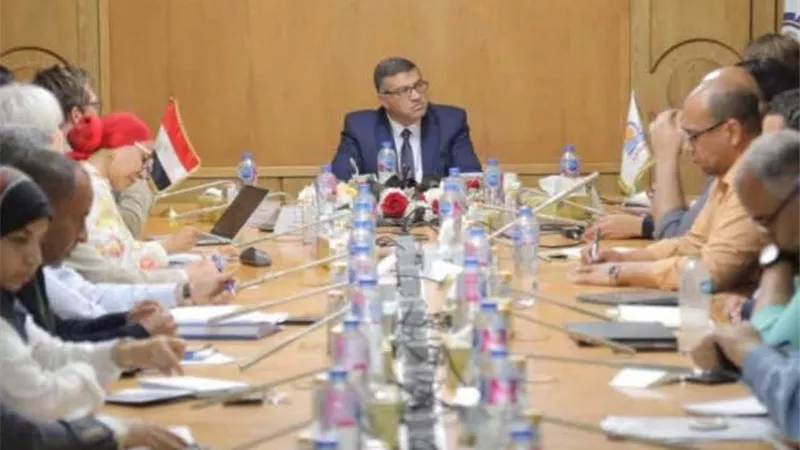 محافظ قنا يستقبل وفد 