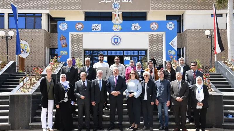 رئيس جامعة القناة يهنئ صيدلة بحصول برنامجي فارم دي والصيدلة الاكلينكية
