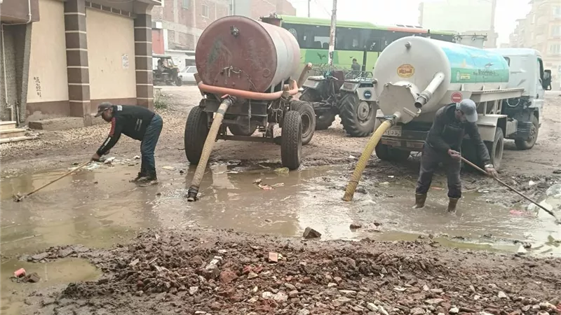 استمرار أعمال رفع مياه الأمطار من شوارع مدينة بيلا وقراها بكفر الشيخ