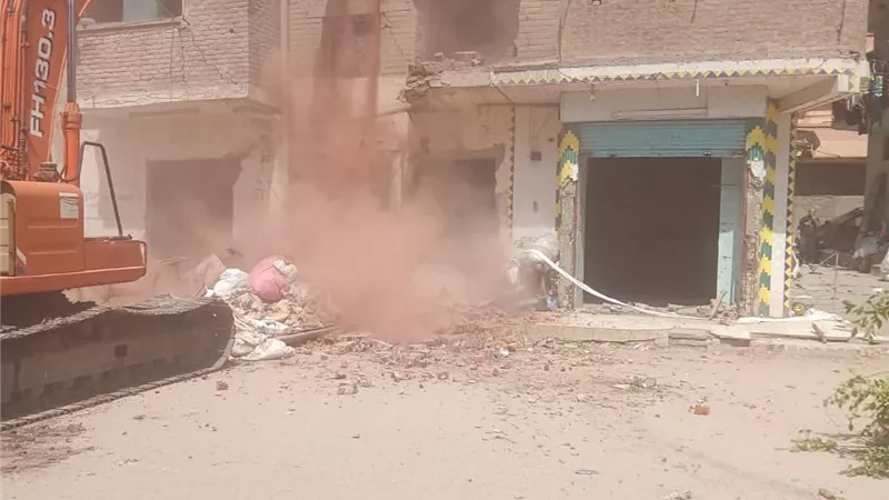 محافظ كفر الشيخ يتابع تنفيذ قرار هدم منشأة آيلة للسقوط بمدينة فوه 