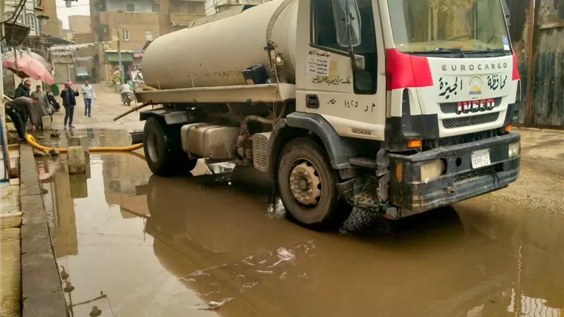 محافظ الجيزة يتابع جهود شفط مياه الأمطار لتيسير الحركة المرورية