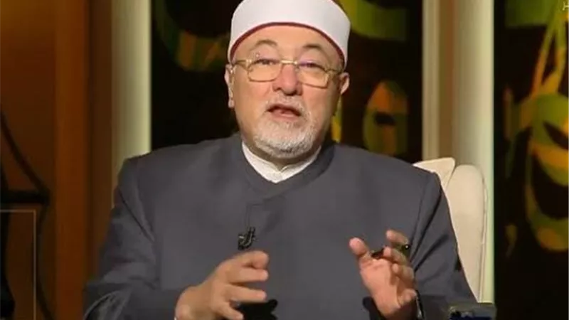 لماذا قال النبي «لا تحزن» ولم يقل «لا تخف»؟.. خالد الجندي يجيب 