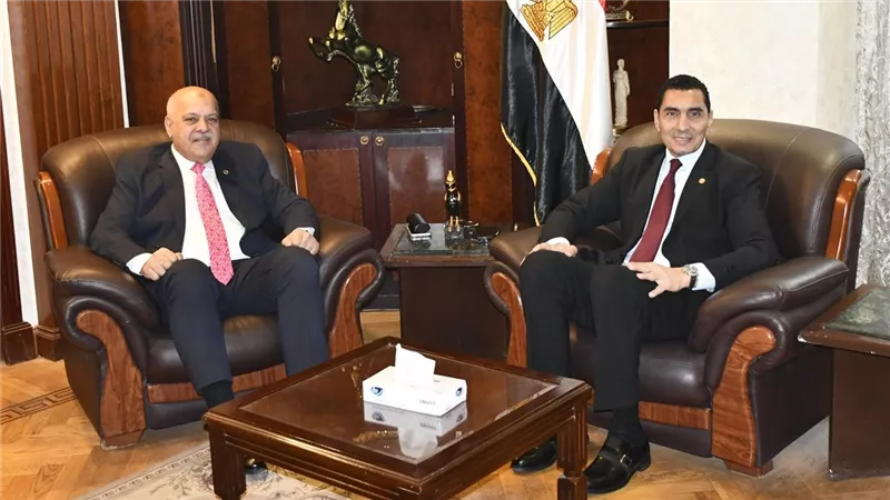 وزير الشباب والرياضة يجتمع مع رئيس اتحاد الرماية 