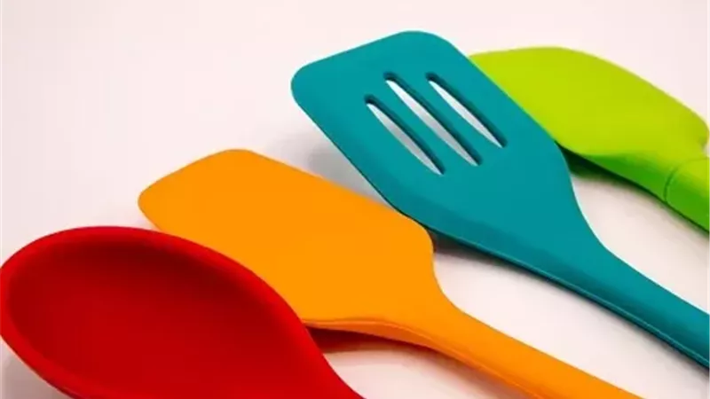 وداعا للأدوات الضارة في مطبخك.. 6 أشياء يحذر منها خبراء التغذية 