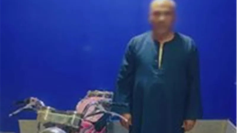 ضبط شخص في قنا لمحاولته دهس طفل بدراجة نارية