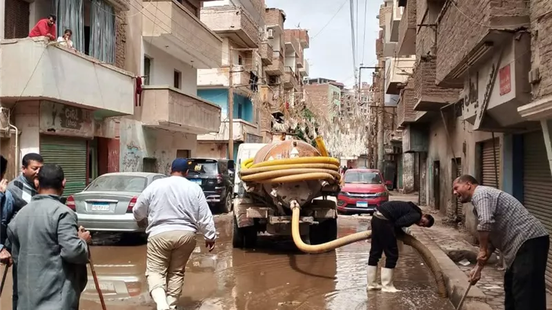 متابعة ميدانية مستمرة لشفط مياه الأمطار ورفع آثارها بشوارع بني مزار 