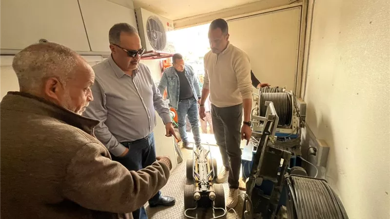 رئيس مياه القناة يتفقد الحملة الميكانيكية بقطاع السويس
