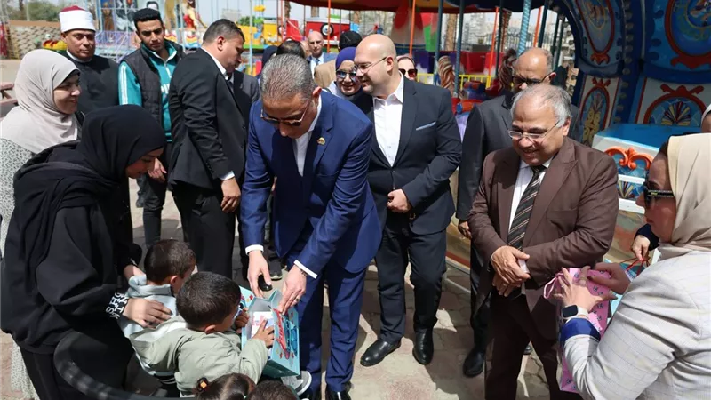 محافظ الجيزة يشارك الأطفال فرحتهم في احتفالية 