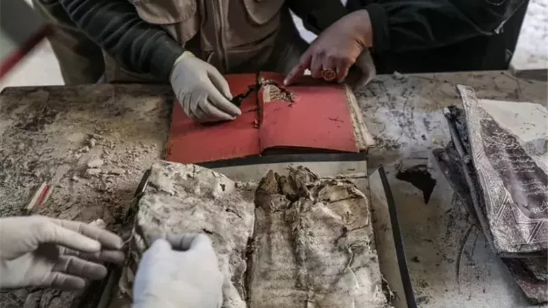 وسط سباق مع الزمن.. متطوعون ينقذون إرث مكتبة المسجد العمري الكبير | بالصور