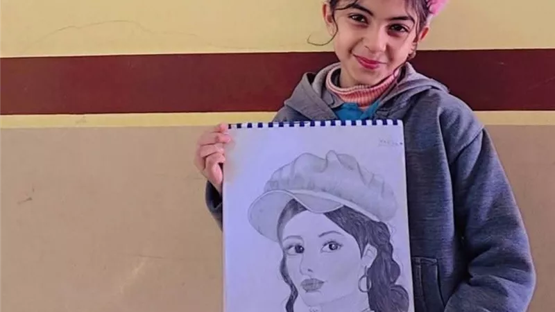بأنامل ذهبية.. ابنة أسيوط 