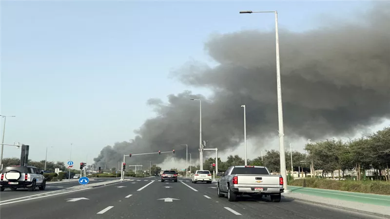 الإمارات.. وفاة شخص وإصابة 4 إثر سقوط شظايا في منشآت حبشان للغاز