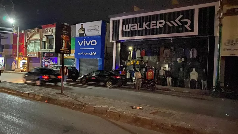 المنياوية اتعودوا.. الأسواق والمحلات تعيد ترتيب مواعيدها لتناسب الإغلاق 