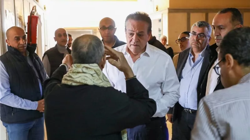 وزير الصحة يغير مسار جولته الميدانية ويقوم بزيارة مفاجئة لمركز طبي