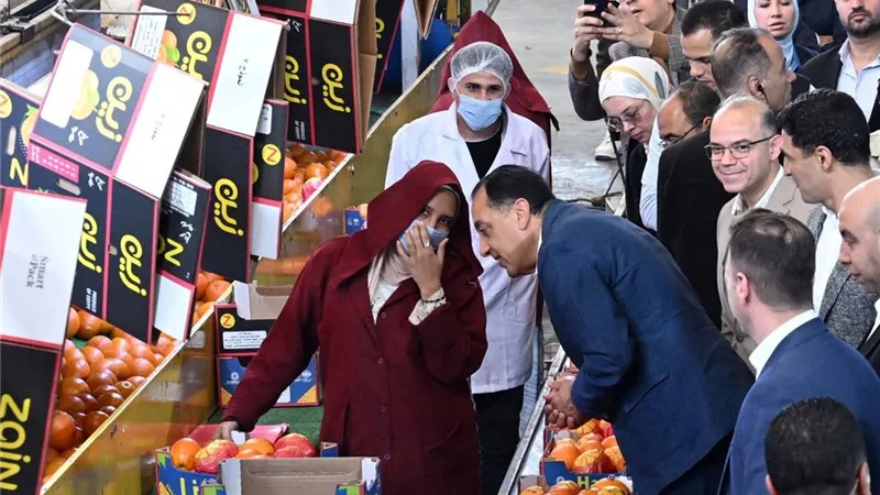 رئيس الوزراء يتفقد محطة تعبئة الموالح والحاصلات الزراعية ببنها