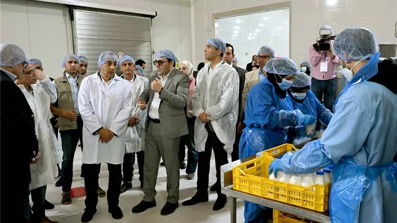 رئيس الوزراء يتفقد مصنع 