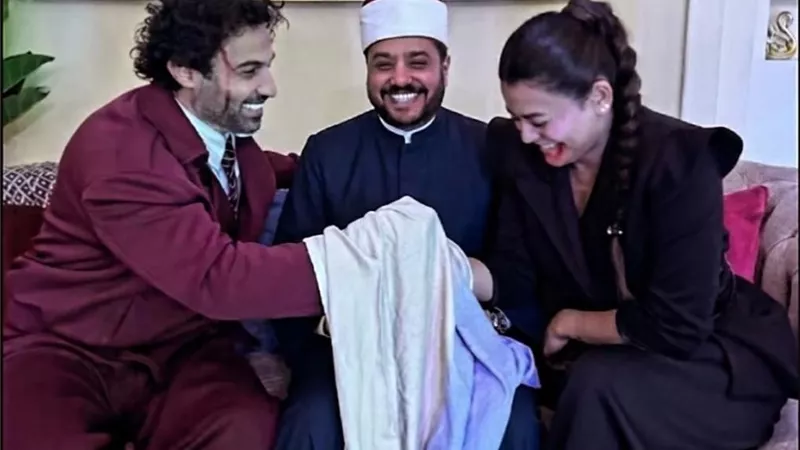   صورة أثارت الجدل بين أحمد فهمي و أسماء جلال علي  الفيس بوك فما القصة؟