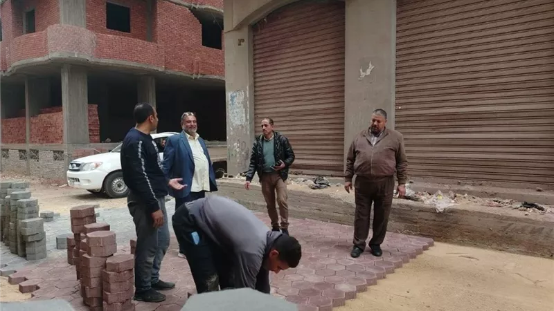 تطوير ورفع كفاءة الشوارع الداخلية بتركيب بلاط الإنترلوك بديرب بالشرقية|صور