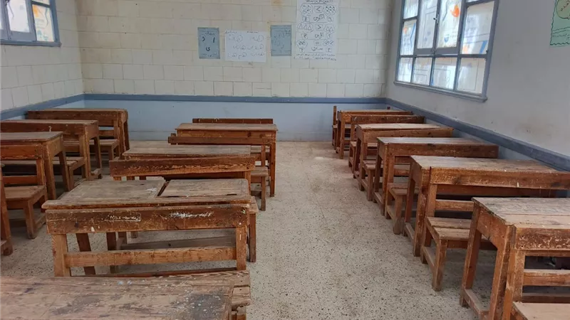 جهود مكثفة للتخلص من أثار العواصف الترابية بمدارس أسيوط لاستقبال الطلاب 