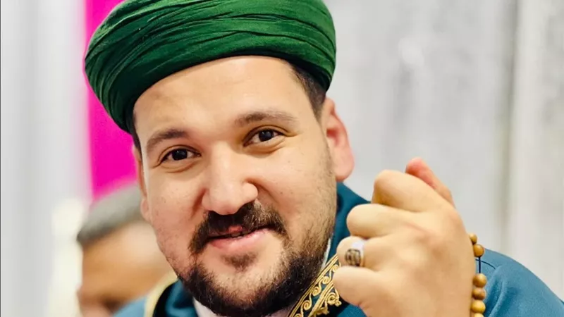 النبي لبس الجبة الرومية.. إمام يدافع عن «الوزير» بعد جدل الزي المغربي |خاص