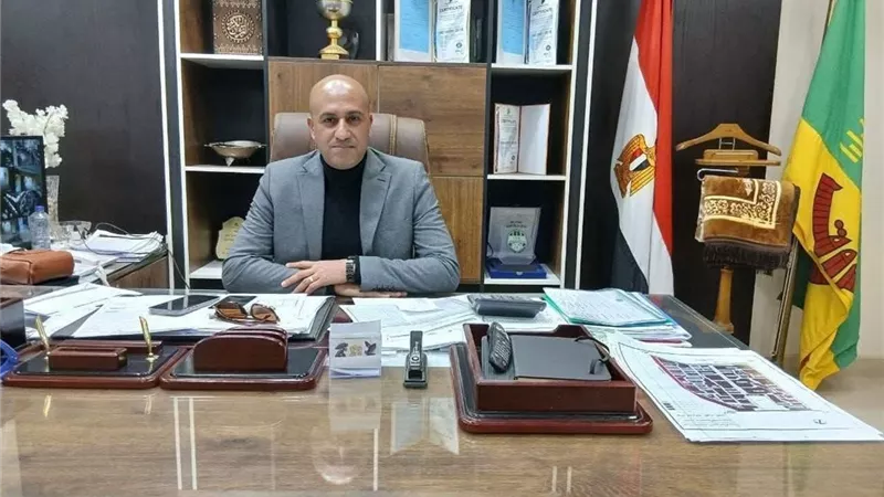 جهاز مدينة الشروق يواصل صيانة المسطحات الخضراء بإسكان الاتحاد التعاوني