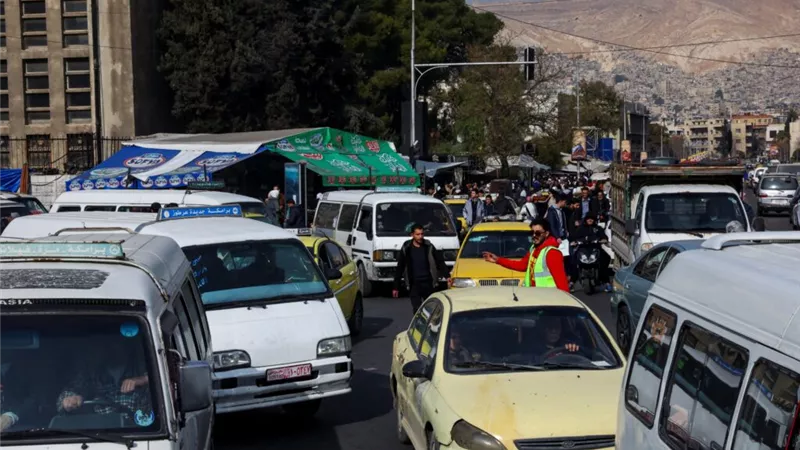 بعد أسبوع من التطبيق| زحام أهالي المنيا لإنهاء الاحتياجات قبل الغلق المبكر
