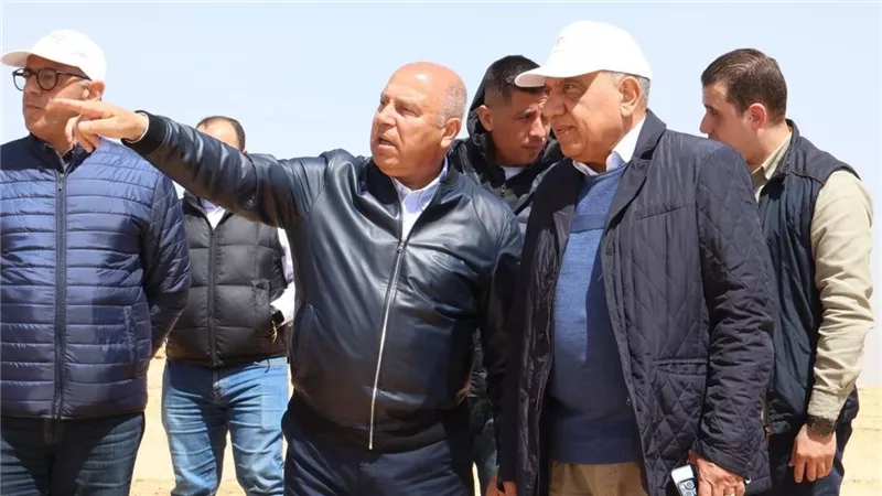 وزيرا النقل والكهرباء يتفقدان جبل الجلالة لإقامة مشروعات طاقة الرياح