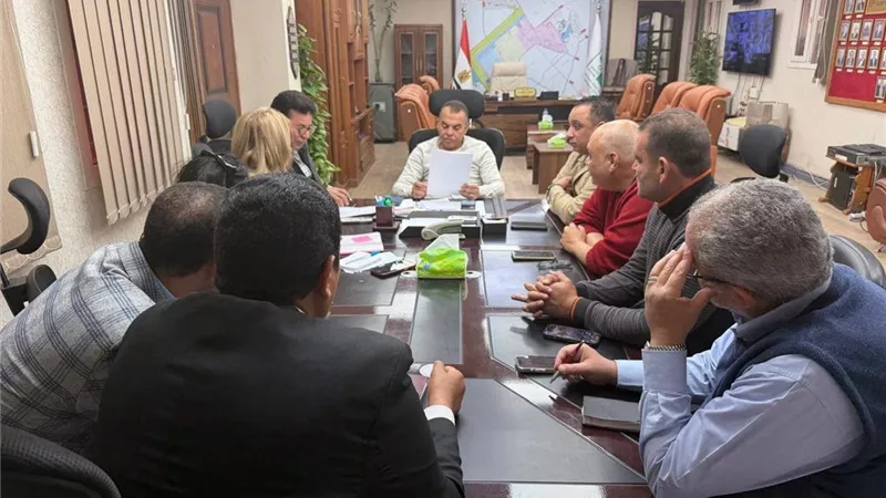 رئيس جهاز 6 أكتوبر يلتقي ملاك «بيت الوطن» لتسريع تطوير المنطقة 
