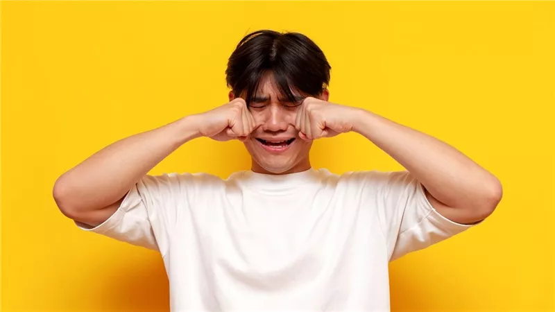 البكاء يُحسن مزاجك.. دراسة علمية تكشف السبب 