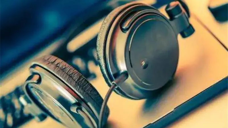 حكم سماع القرآن أثناء العمل.. دار الإفتاء تجيب