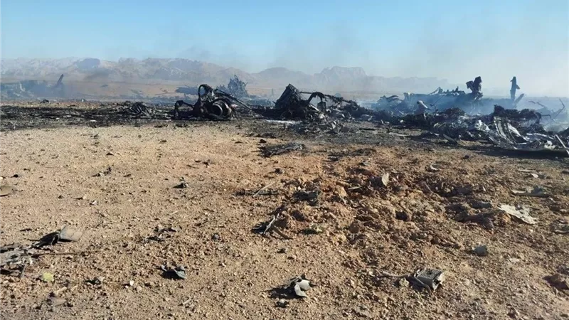 بالصور.. الإعلام الإيراني يستعرض حطام الطائرتين الأمريكيتين بعد إسقاطهما