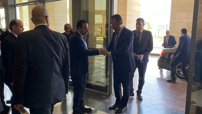 هندي يشارك في اجتماعات 