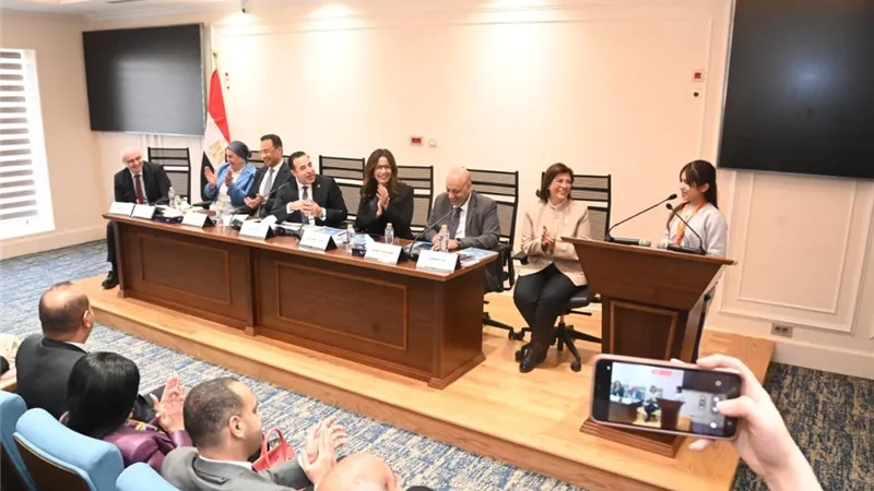 مصطفى: ضرورة الاستماع للطلاب وتمكين الأسرة رقميًا لمواجهة مخاطر الإنترنت