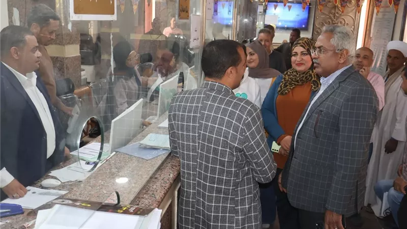 نائب محافظ سوها لمواطناً 