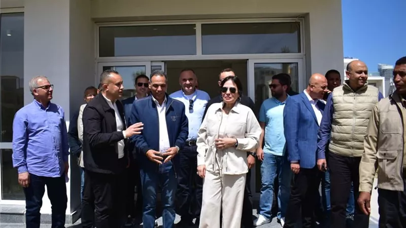 وزيرة الإسكان تتفقد الأبراج الشاطئية وطريق البوليفار وكمبوند «مزارين» 