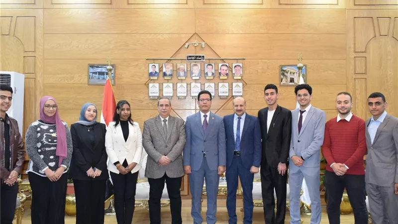 رئيس جامعة بنها يكرم أبطال المركز الثاني في «مصر للطاقة»