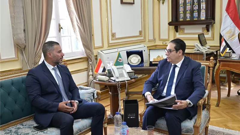 نائب رئيس البورصة ورئيس جامعة القاهرة يبحثان نشر ثقافة الاستثمار 