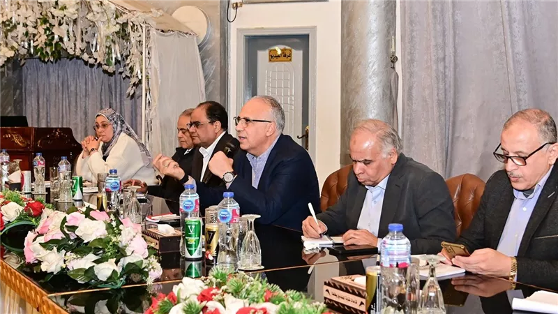  وزير الري يناقش مع محافظ الغربية الموقف المائي ومشروعات المحافظة