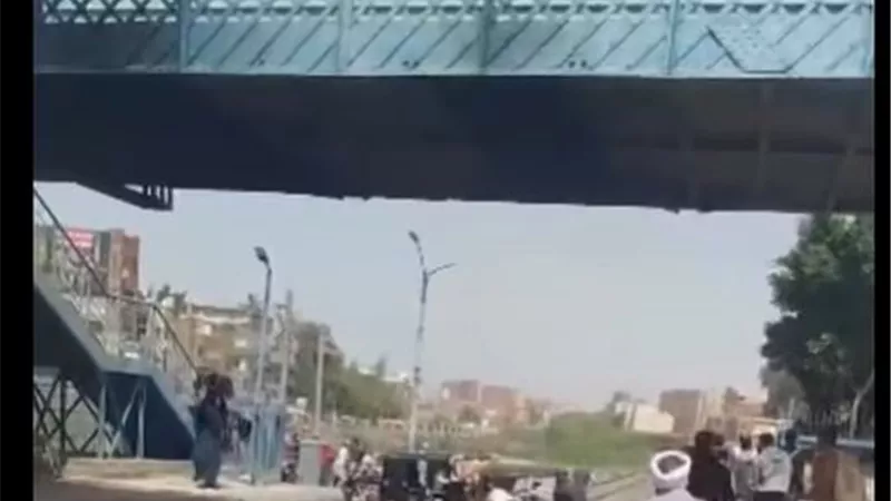 بطولة أمام قطار.. مشرف محطة ببا يمنع كارثة في اللحظة الأخيرة|فيديو 