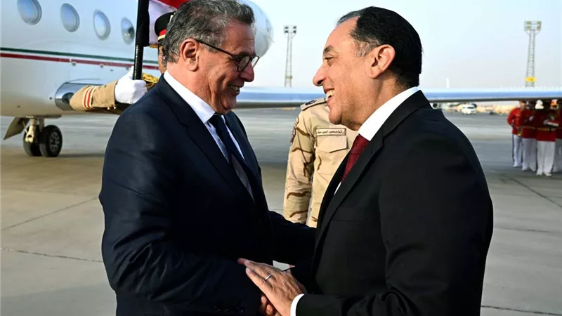 رئيس الوزراء يستقبل نظيره المغربي بمطار القاهرة الدولي