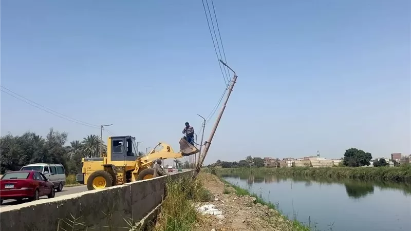رئيس مركز المنيا يوجه بإصلاح أعمدة الإنارة وتحسين الإضاءة بالقرى المتضررة