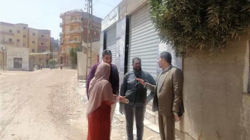 تواجد ميداني لرئيس مدينة المحمودية لمتابعة أعمال الرصف بقرية سرنباي