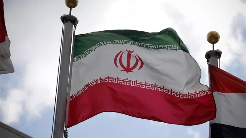 إيران تجمد أموال 100 شخصية بارزة 