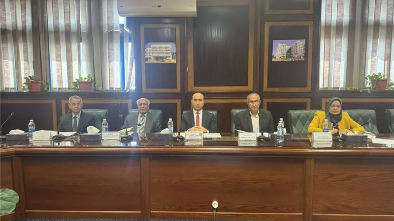 رئيس جامعة دمنهور يرأس لجنة اختيار المرشحين لمنصب عميد كلية الزراعة 
